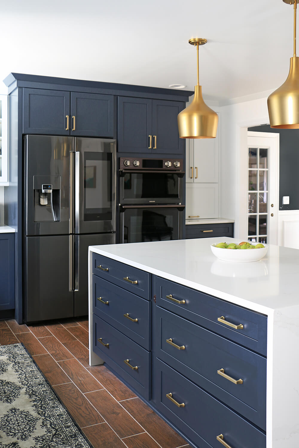 Kitchen-with-dark-cabinets